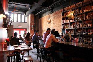 bar con clientes